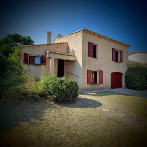 Maison avec jardin clos au pied des remparts